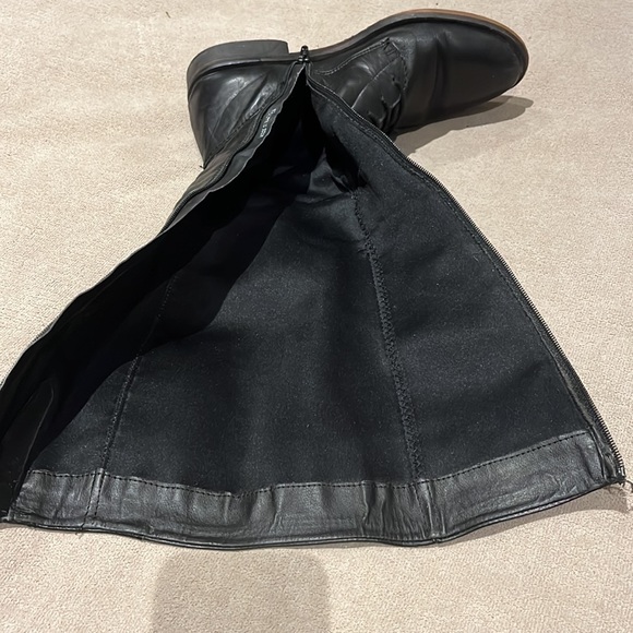 TOWN SHOES Tall Black Leather Riding Boots gold accent buckle
size 8 EUC - Picture 13 of 14